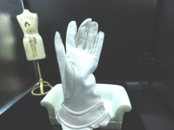 white leather gloves 40s a
